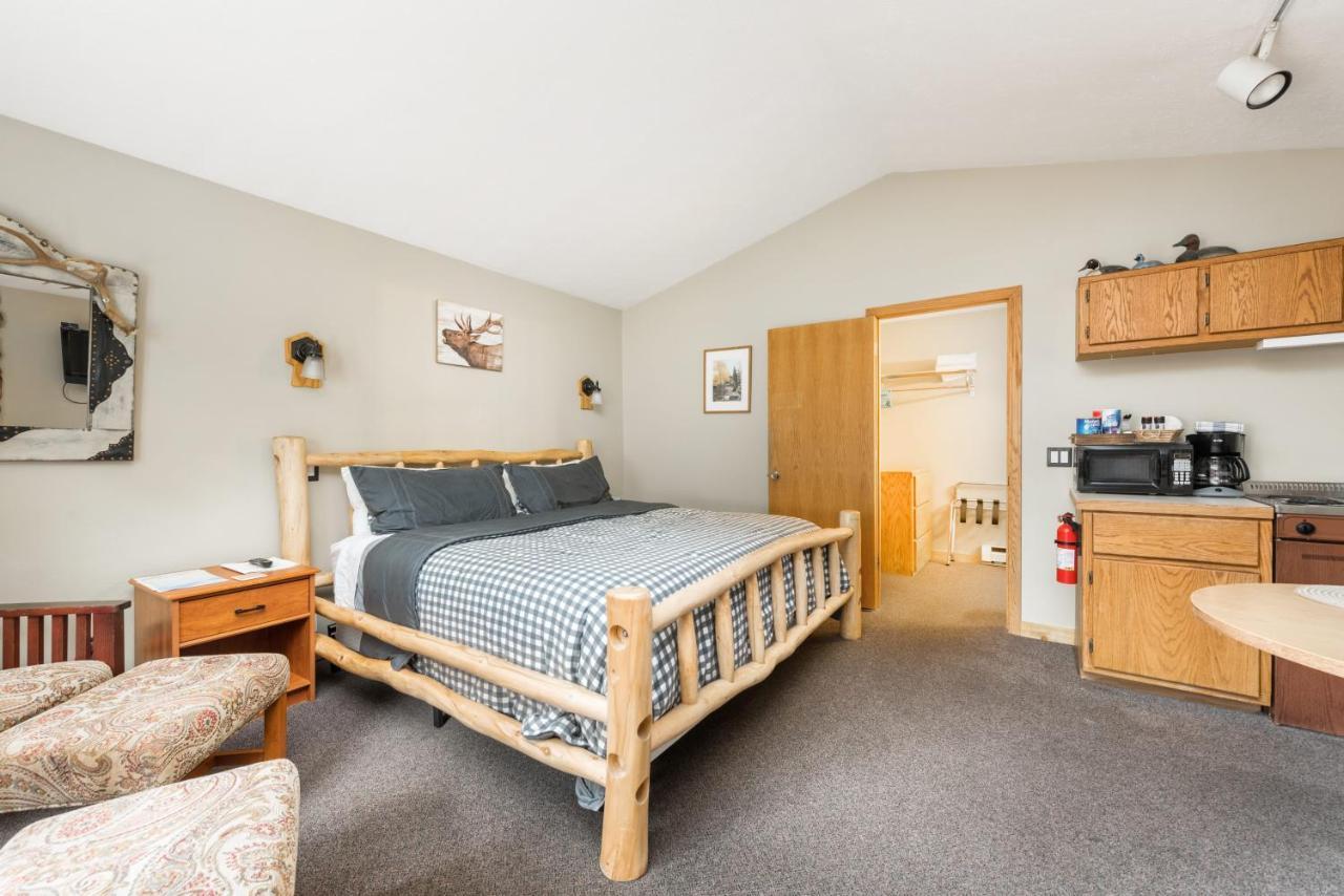 Inn 4 Seasons On Fall River 3*